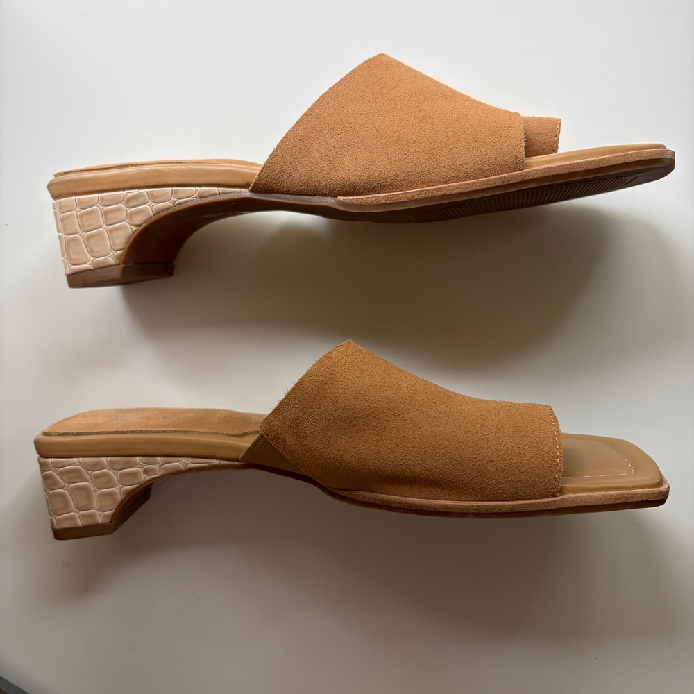 Donald Pliner Cascade Suede Sandal Camel Tan Toe Loop Block Heel Womens 7.5M - Picture 6 of 9